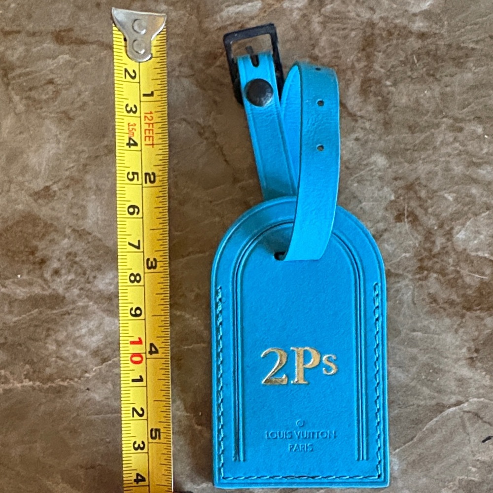Vibrant turquoise luggage tag with gold hot stamped “2ps” like two peas in a pod
